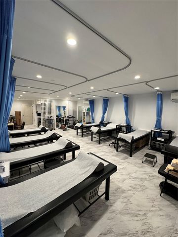 65-27 Roosevelt Ave, Woodside, NY 11377