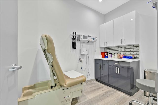 65-27 Roosevelt Ave, Woodside, NY 11377