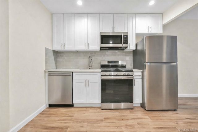 65-27 Roosevelt Ave, Woodside, NY 11377