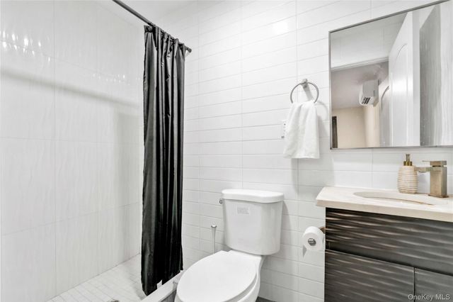 65-27 Roosevelt Ave, Woodside, NY 11377