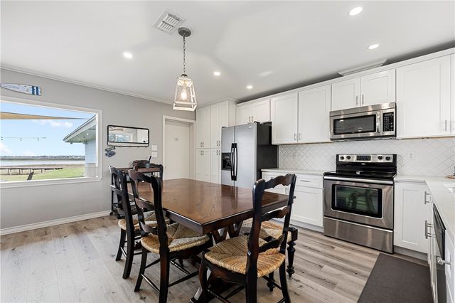 140 Zenna Dr, Mathis, TX 78368