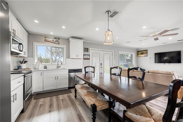 140 Zenna Dr, Mathis, TX 78368