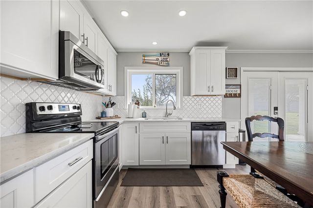 140 Zenna Dr, Mathis, TX 78368