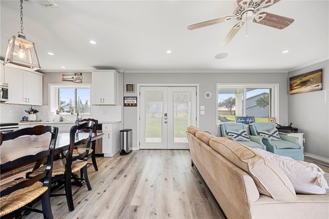 140 Zenna Dr, Mathis, TX 78368