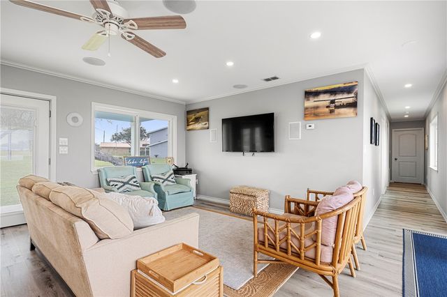 140 Zenna Dr, Mathis, TX 78368