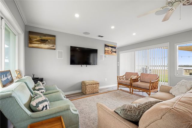 140 Zenna Dr, Mathis, TX 78368