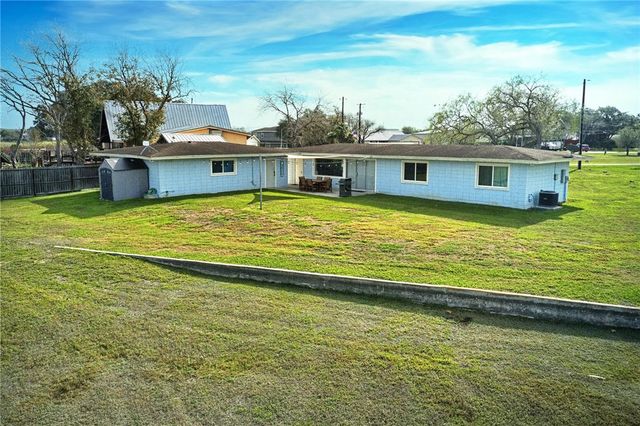 140 Zenna Dr, Mathis, TX 78368