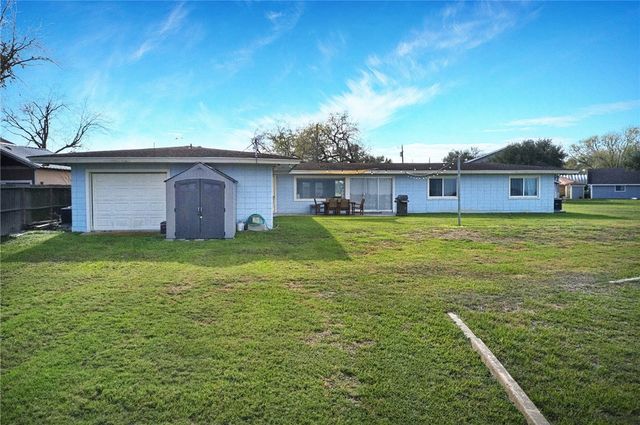 140 Zenna Dr, Mathis, TX 78368