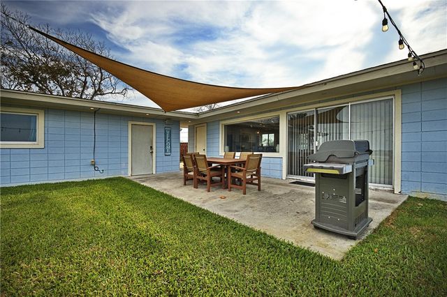 140 Zenna Dr, Mathis, TX 78368