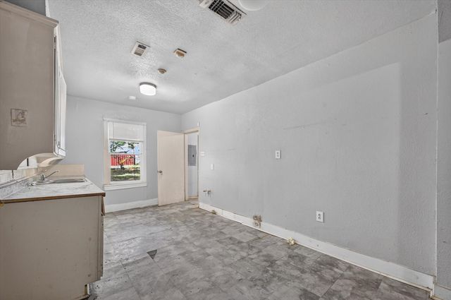 2813 E E. Rosedale Street, Fort Worth, TX 76105