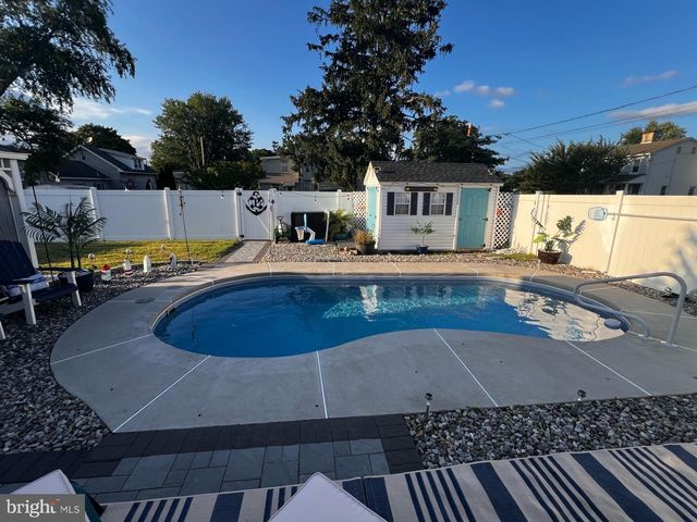 91 WILBUR HENRY DR, Florence, NJ 08518