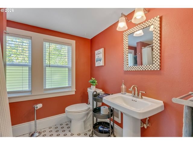 3762 N Melrose Dr, Portland, OR 97227