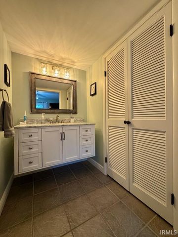 708 N Fairoaks Drive, New Castle, IN 47362