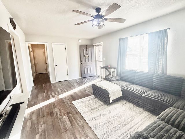 652 E Main Street, Collinsville, OK 74021