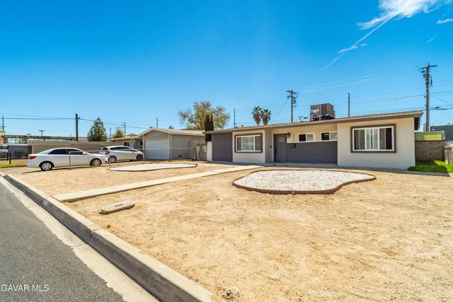 1052 W Avenue J15, Lancaster, CA 93534