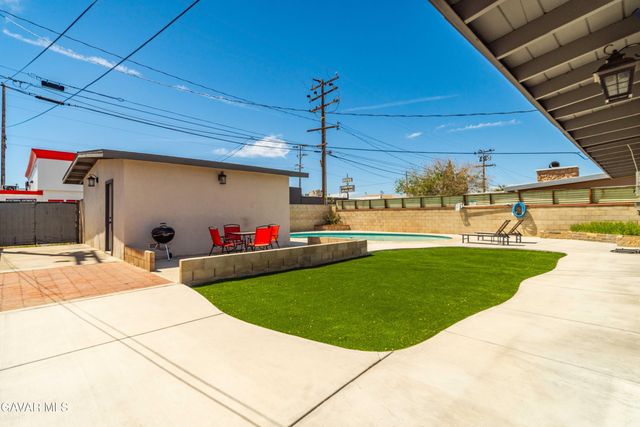 1052 W Avenue J15, Lancaster, CA 93534