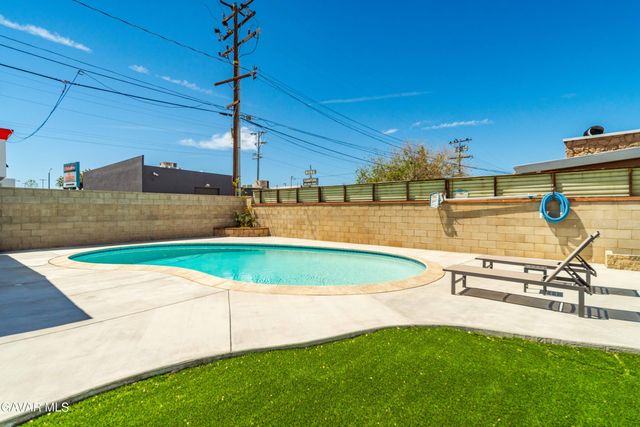 1052 W Avenue J15, Lancaster, CA 93534