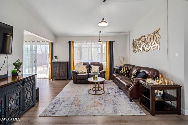 1052 W Avenue J15, Lancaster, CA 93534