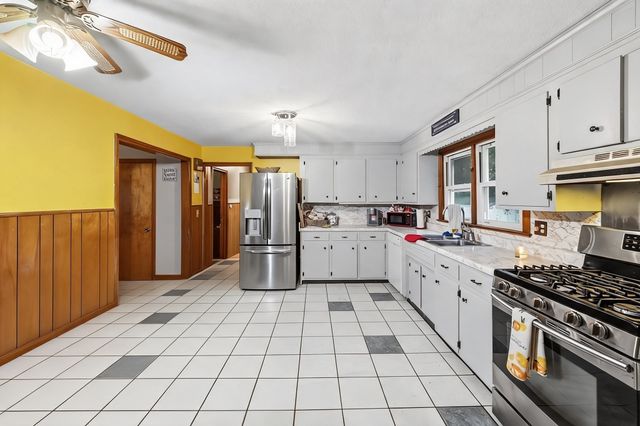 21 Cranton Avenue, Groveland, MA 01834