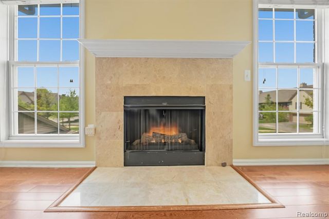 28284 Carlton Way Drive, Novi, MI 48377