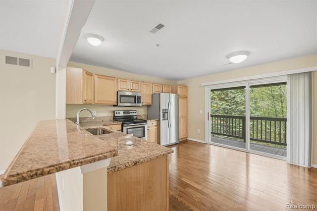 28284 Carlton Way Drive, Novi, MI 48377