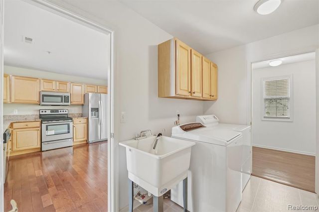 28284 Carlton Way Drive, Novi, MI 48377