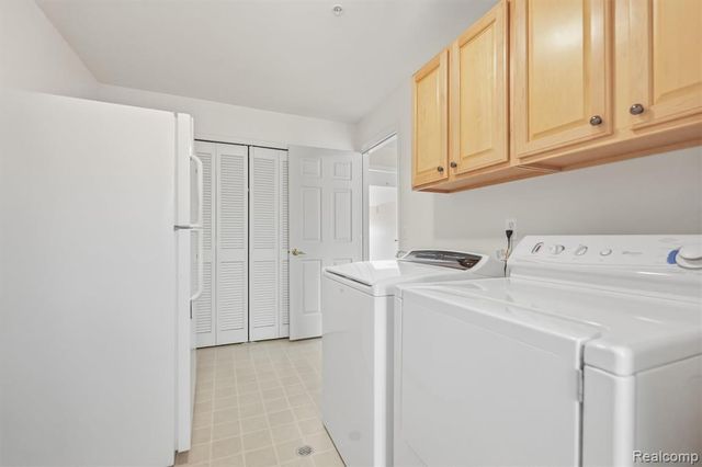 28284 Carlton Way Drive, Novi, MI 48377