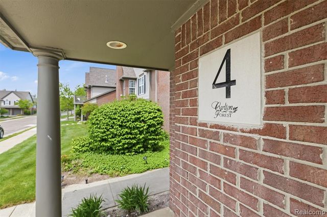 28284 Carlton Way Drive, Novi, MI 48377