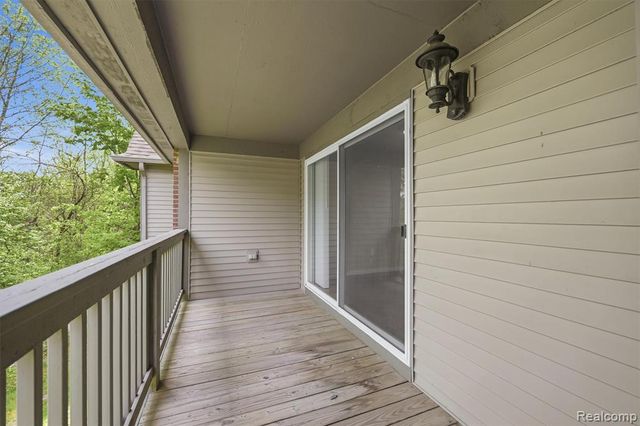 28284 Carlton Way Drive, Novi, MI 48377