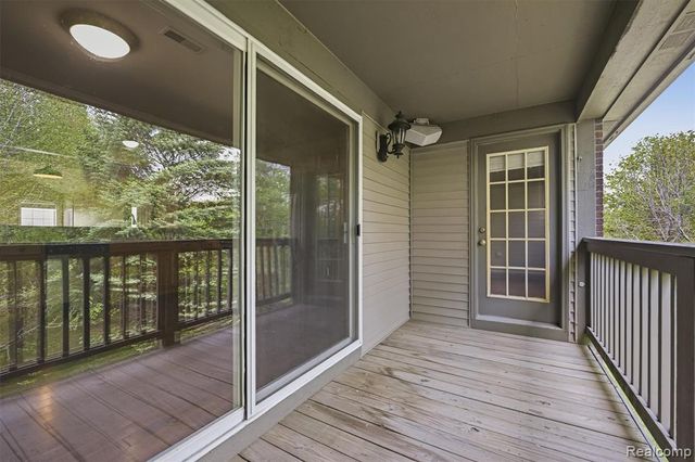 28284 Carlton Way Drive, Novi, MI 48377