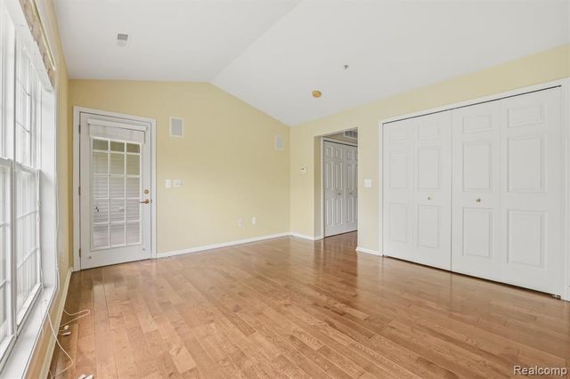 28284 Carlton Way Drive, Novi, MI 48377