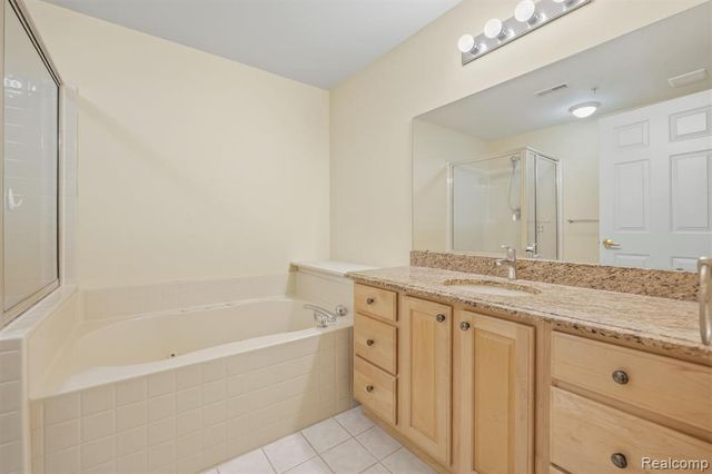 28284 Carlton Way Drive, Novi, MI 48377