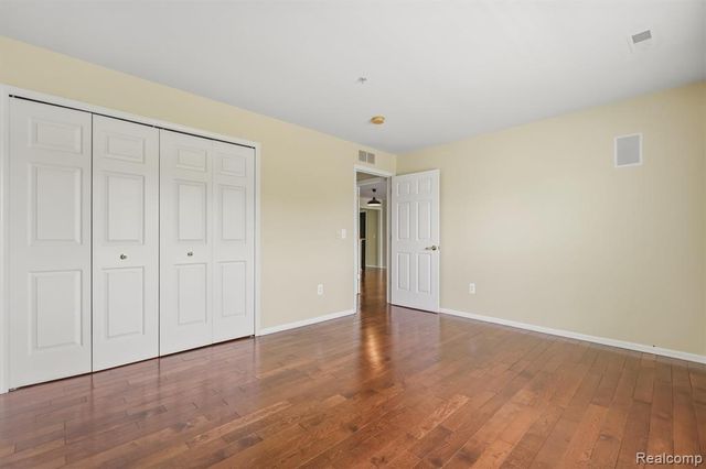 28284 Carlton Way Drive, Novi, MI 48377