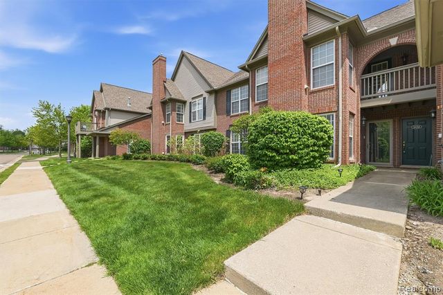 28284 Carlton Way Drive, Novi, MI 48377