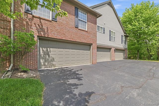 28284 Carlton Way Drive, Novi, MI 48377