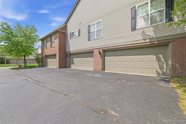 28284 Carlton Way Drive, Novi, MI 48377