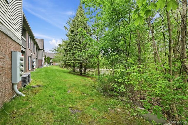 28284 Carlton Way Drive, Novi, MI 48377