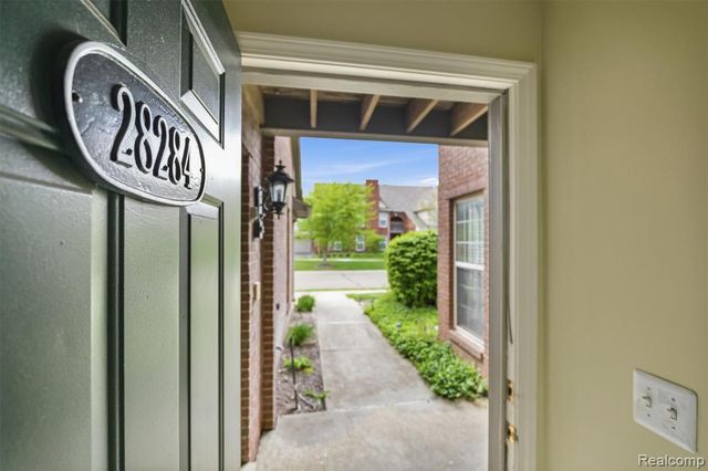 28284 Carlton Way Drive, Novi, MI 48377