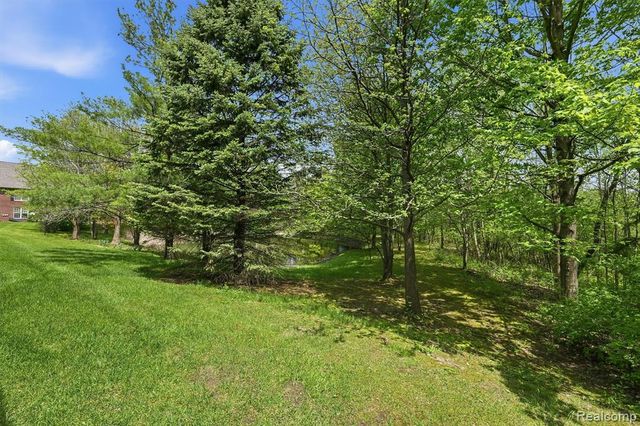 28284 Carlton Way Drive, Novi, MI 48377