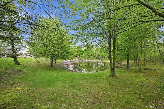 28284 Carlton Way Drive, Novi, MI 48377