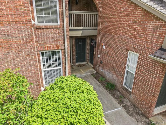 28284 Carlton Way Drive, Novi, MI 48377