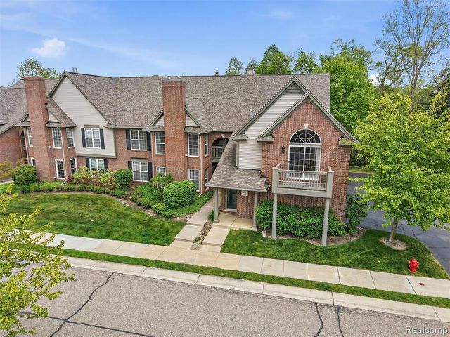 28284 Carlton Way Drive, Novi, MI 48377