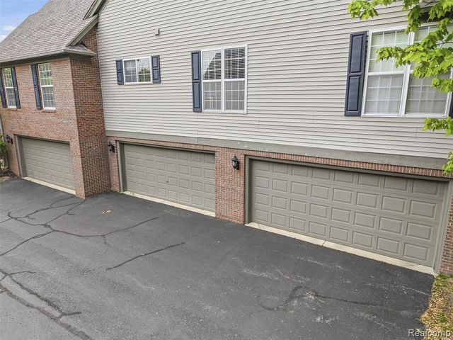 28284 Carlton Way Drive, Novi, MI 48377