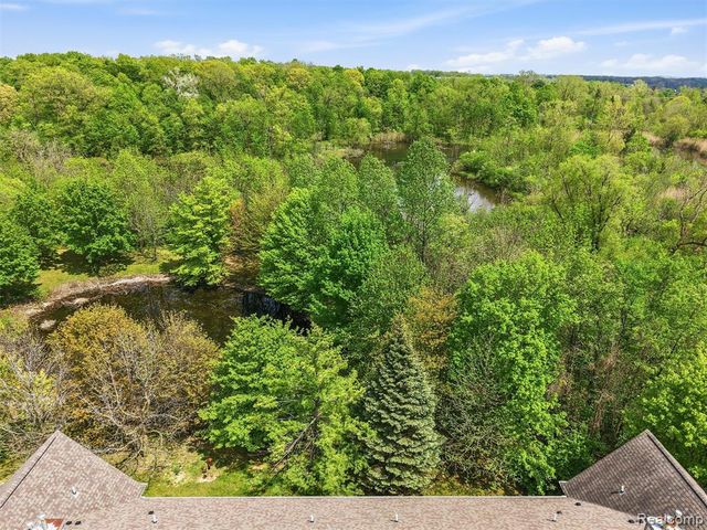 28284 Carlton Way Drive, Novi, MI 48377