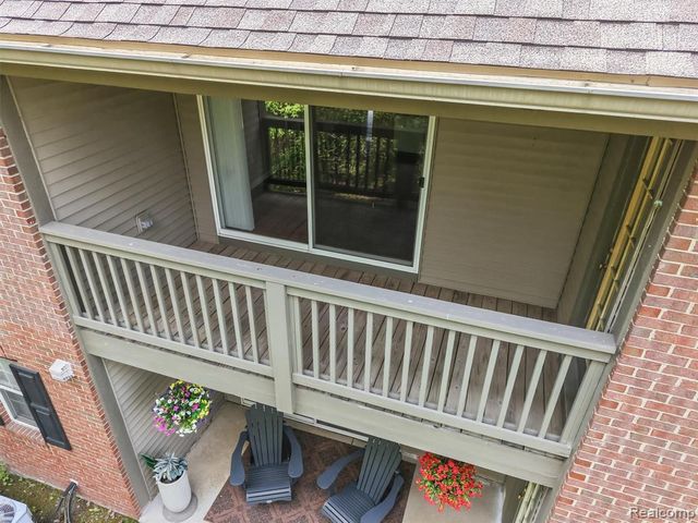 28284 Carlton Way Drive, Novi, MI 48377