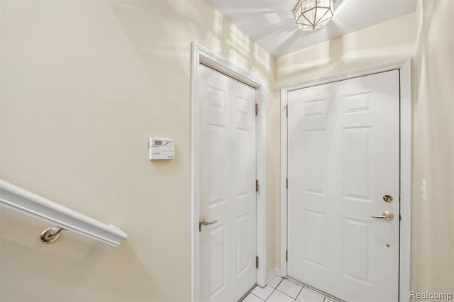 28284 Carlton Way Drive, Novi, MI 48377