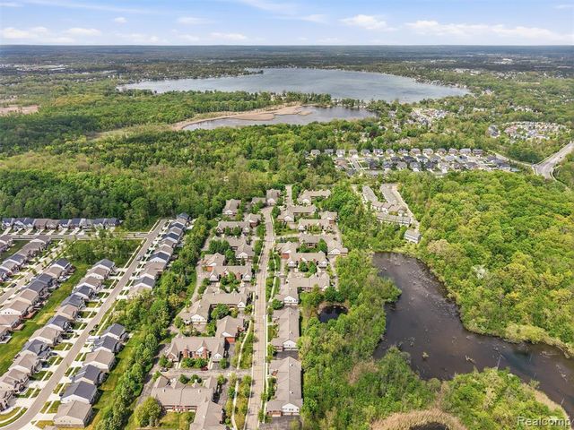 28284 Carlton Way Drive, Novi, MI 48377