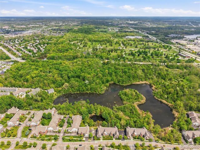 28284 Carlton Way Drive, Novi, MI 48377