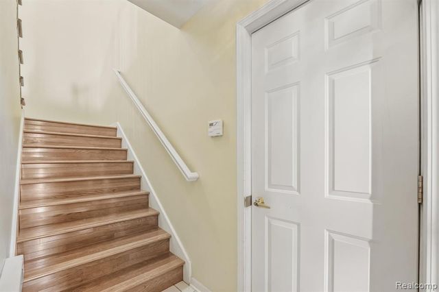 28284 Carlton Way Drive, Novi, MI 48377