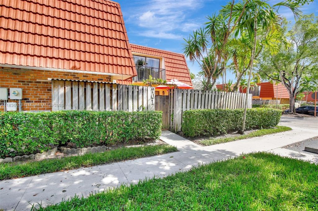 701 NW 98th Cir, Plantation, FL 33324